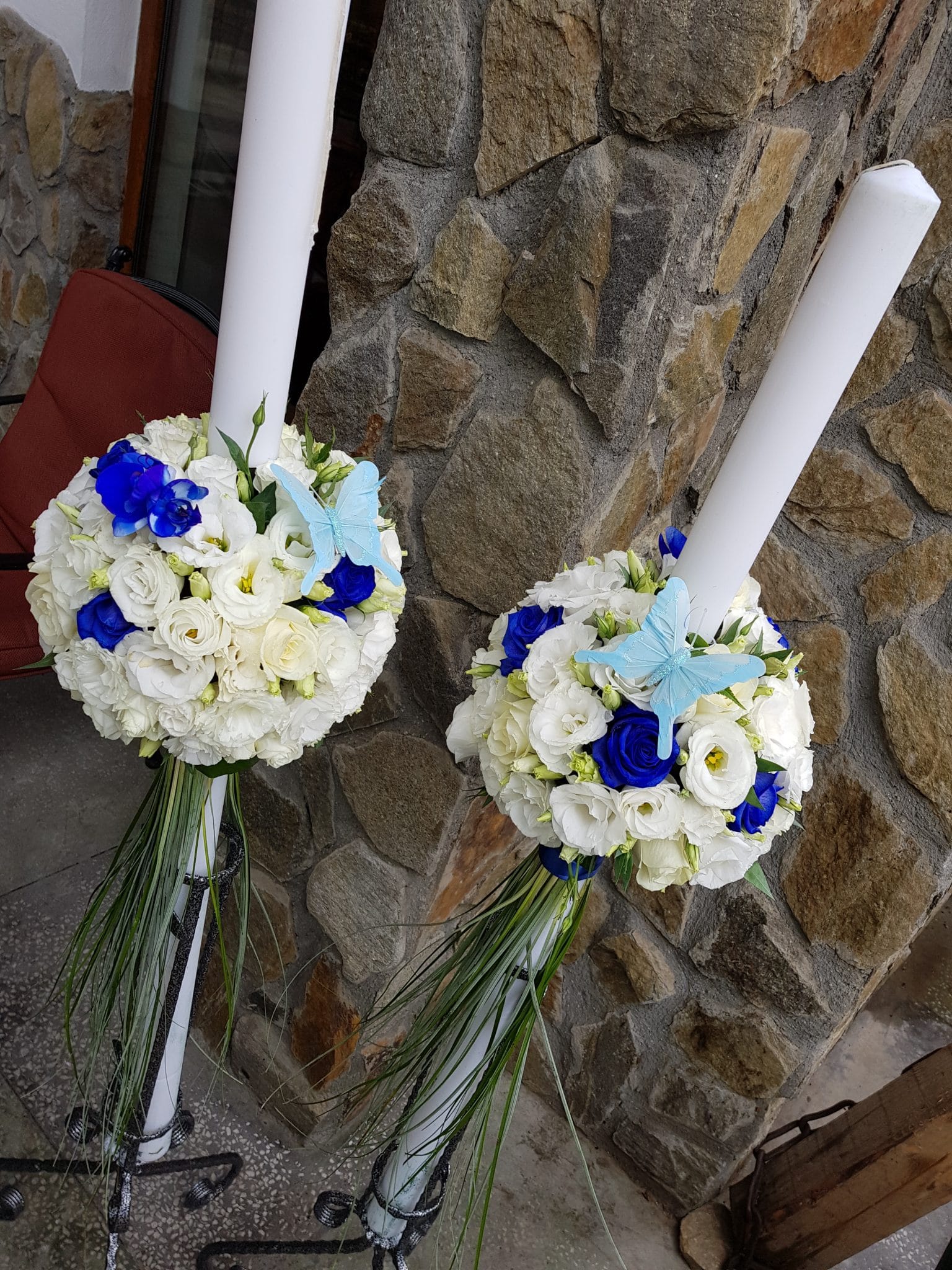 Lumanari de nunta lungi, decorate cu flori proaspete ce simbolizeaza