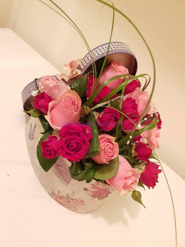 Aranjament floral realizat intr-o cutie in forma de inima