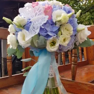 Alternative view of Buchete de mireasa / nasa