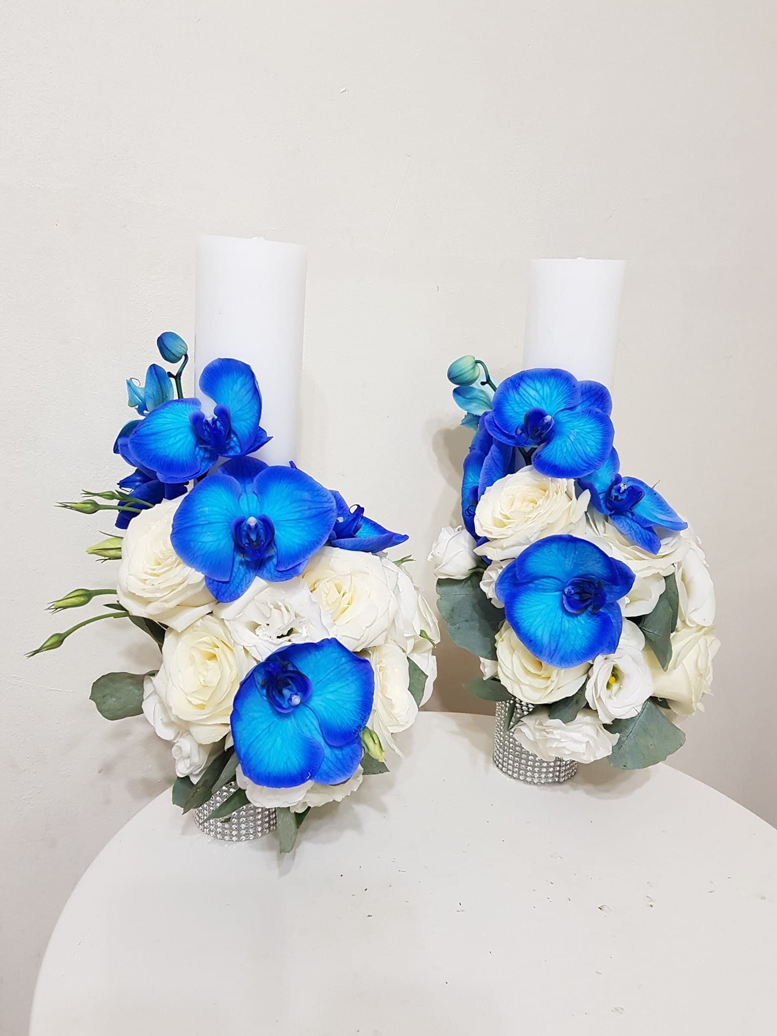 Lumanari de nunta scurte,decorate cu flori proaspete ce simbolizeaza