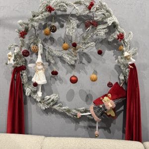 Coroniță decorativă de Crăciun White Christmas cu crengi înzăpezite și figurine