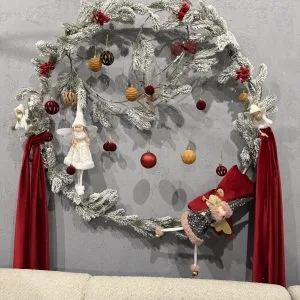 Coroniță decorativă de Crăciun White Christmas cu crengi înzăpezite și figurine