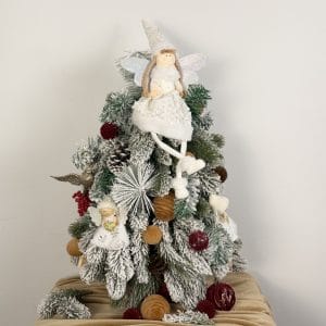 Brăduț decorativ de Crăciun cu crengi înzăpezite și figurină îngeraș, stil nordic