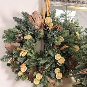 Coroniță realizată din brad natural cu elemente naturale