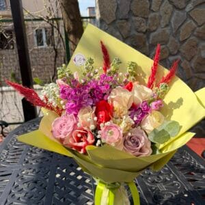 Buchetrealizat la alegerea floristului