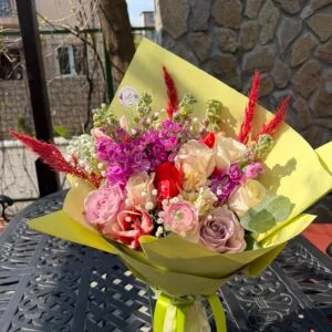 Buchetrealizat la alegerea floristului