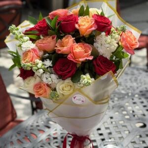 Alternative view of Buchet realizat la alegerea floristului