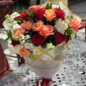 Alternative view of Buchet realizat la alegerea floristului